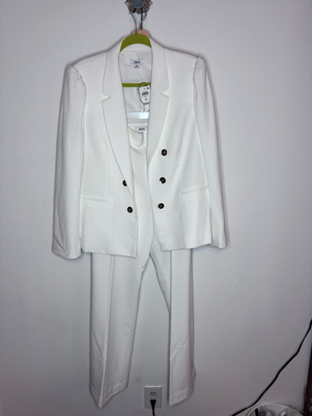 NWT Bar III Women’s 2-Piece White/Off-White Suit Set – XL/16